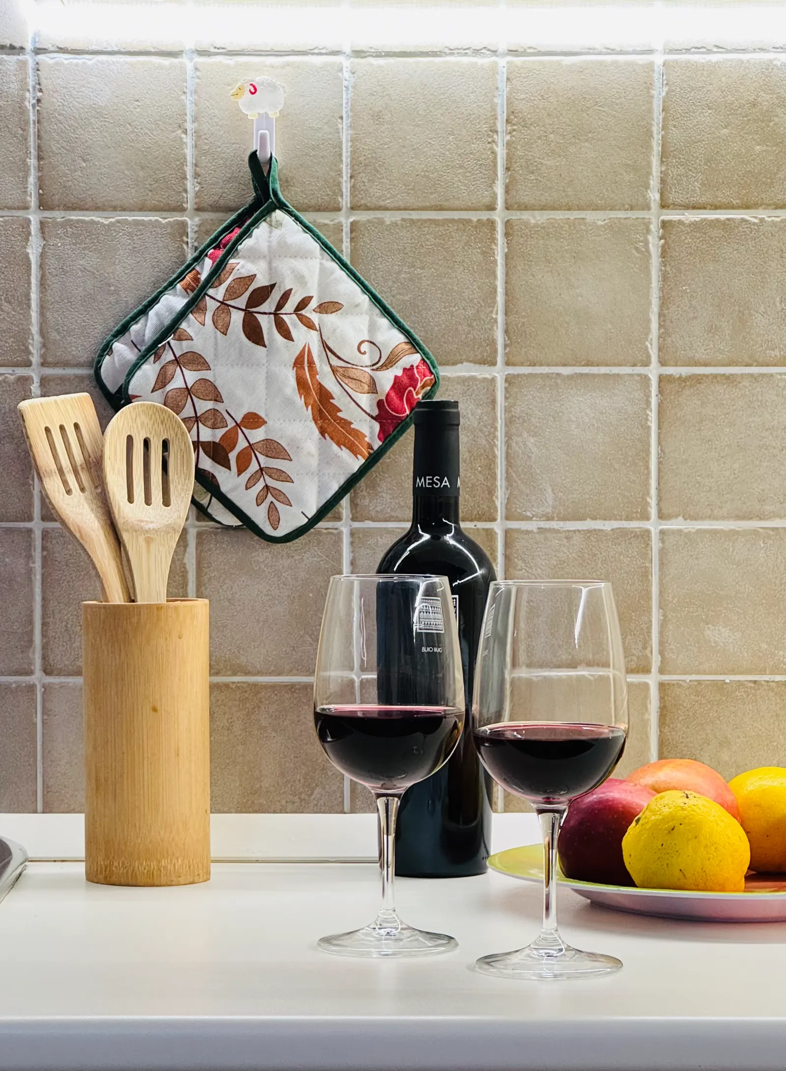 Vino e bicchieri in cucina