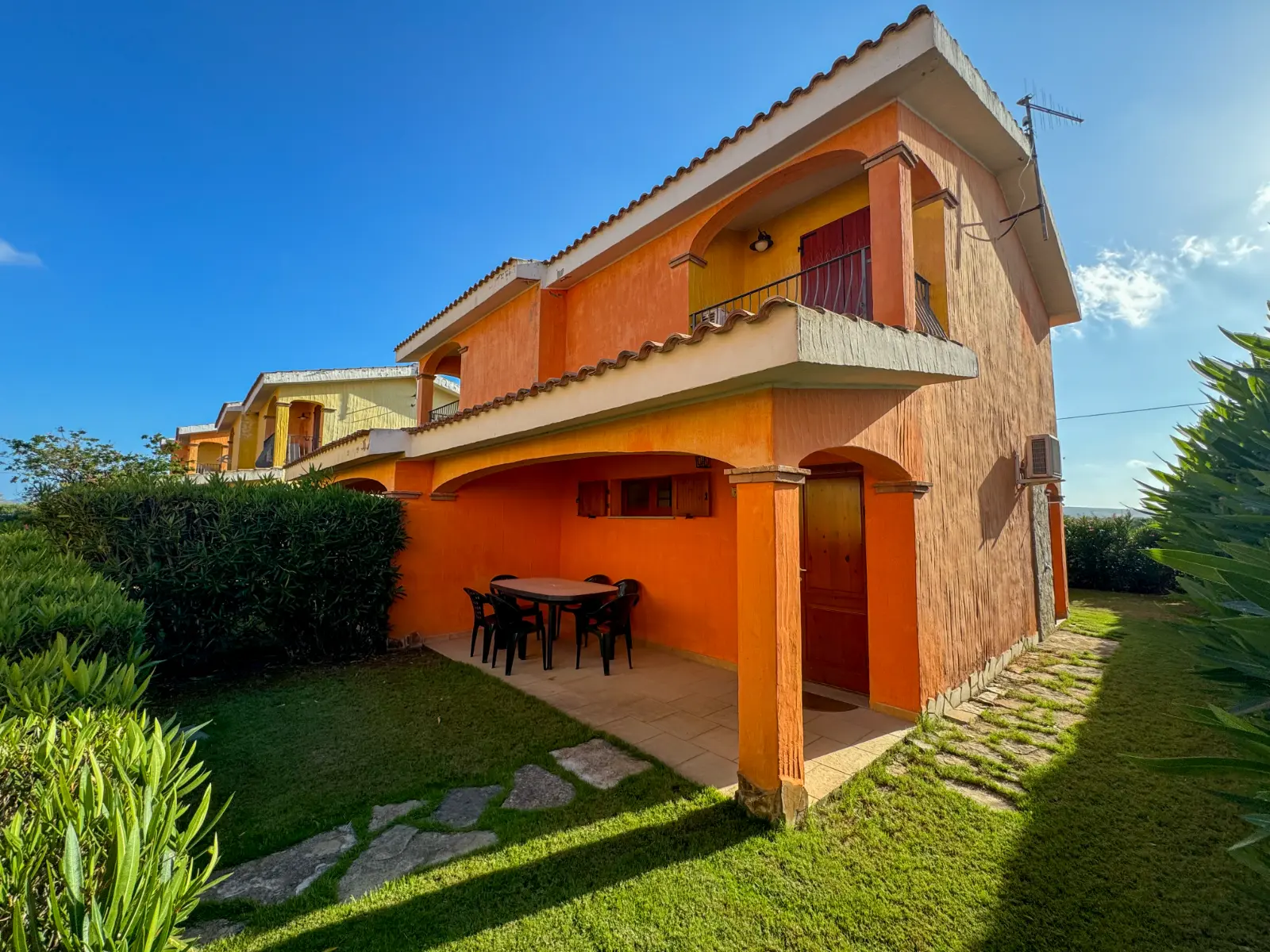 Esterno della villa con patio coperto