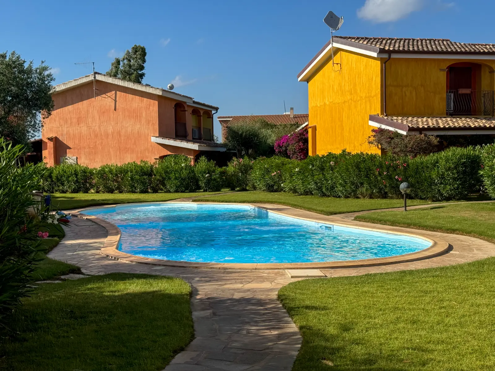 Piscina del residence, condivisa con le altre famiglie del residence